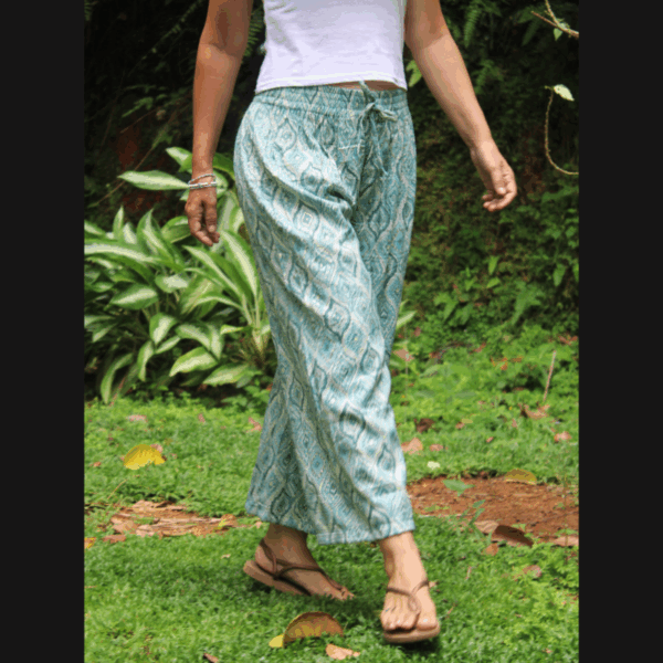 Nouveau pantalon sport chic, coton léger turquoise clair et motifs raffinés blancs et or, polyvalent pour toutes silhouettes.