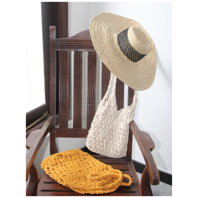 Sac à main macramé porté épaule, doublé en lin par une bourse, couleur blanc. Modèle bohème chic, artisanal, en coton.