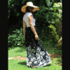 Jupe longue fluide évasée portefeuille taille adaptable. Cette jupe polyvalente se transforme aussi en robe. Idéale pour un style chic et confortable.
