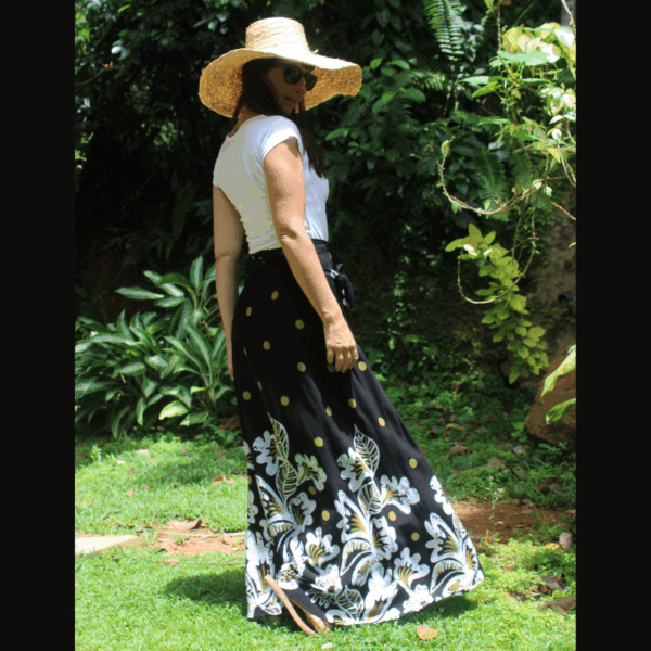 Jupe longue fluide évasée portefeuille taille adaptable. Cette jupe polyvalente se transforme aussi en robe. Idéale pour un style chic et confortable.