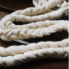 Sac à main macramé porté épaule, doublé en lin par une bourse, couleur blanc. Modèle bohème chic, artisanal, en coton.