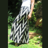 Pantalon fluide lin noir blanc femme, ceinture élastiquée, look sport chic. Vue de profil