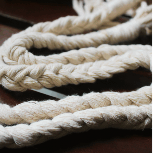 Sac à main macramé porté épaule, doublé en lin par une bourse, couleur blanc. Modèle bohème chic, artisanal, en coton.