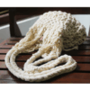 Sac à main macramé porté épaule, doublé en lin par une bourse, couleur blanc. Modèle bohème chic, artisanal, en coton.