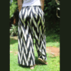 Pantalon été décontracté chic, lin noir et blanc, coupe ample confortable. Vue de dos