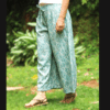 Mode femme, pantalon fluide en lin respirant turquoise clair et motifs ethniques blancs et dorés, ceinture confort élastique.
