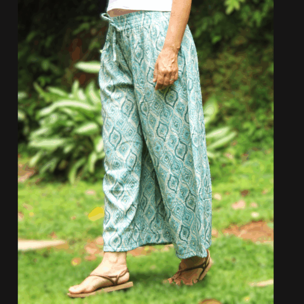 Mode femme, pantalon fluide en lin respirant turquoise clair et motifs ethniques blancs et dorés, ceinture confort élastique.