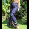 Jupe longue nouée à la taille. Taille adaptable. Coton léger et fluide, motifs imprimés dorés