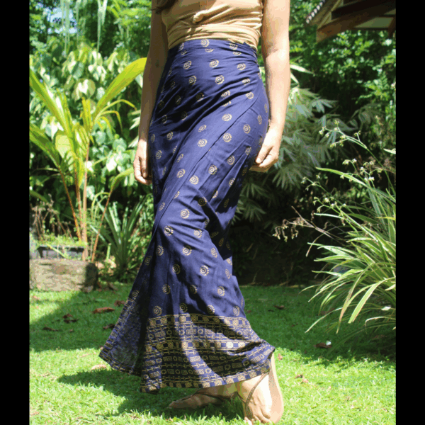 Jupe longue nouée à la taille. Taille adaptable. Coton léger et fluide, motifs imprimés dorés