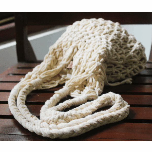 Sac à main macramé porté épaule, doublé en lin par une bourse, couleur blanc. Modèle bohème chic, artisanal, en coton.