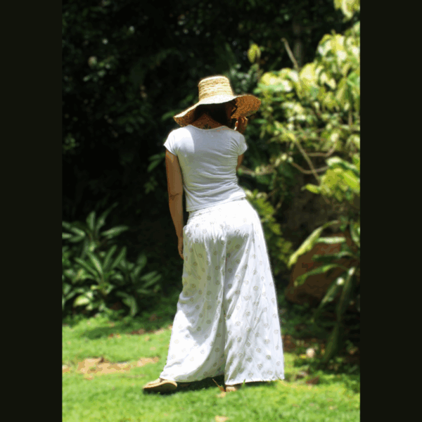 Silhouette arrière pantalon sport chic femme, coupe ample et légère