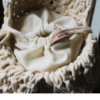 Sac à main macramé porté épaule, doublé en lin par une bourse, couleur blanc. Modèle bohème chic, artisanal, en coton.