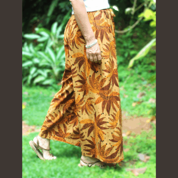 Pantalon fluide en lin tons chauds montrant le motif tropical et la matière légère et respirante. Taille unique (36-38)