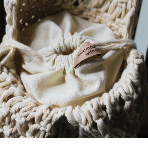 Sac à main macramé porté épaule, doublé en lin par une bourse, couleur blanc. Modèle bohème chic, artisanal, en coton.