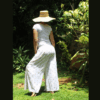 Pantalon fluide coton blanc motifs dorés porté de dos, tombé élégant