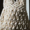 Sac à main macramé porté épaule, doublé en lin par une bourse, couleur blanc. Modèle bohème chic, artisanal, en coton.