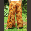 Vue de dos du pantalon fluide en lin imprimé tropical sur une femme, mettant en évidence la coupe parfaite, la taille élastique et le style décontracté chic