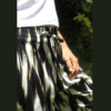 Gros plan sur un pantalon taille élastiquée en lin noir blanc, parfait pour tenue relax et élégante