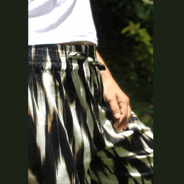 Gros plan sur un pantalon taille élastiquée en lin noir blanc, parfait pour tenue relax et élégante
