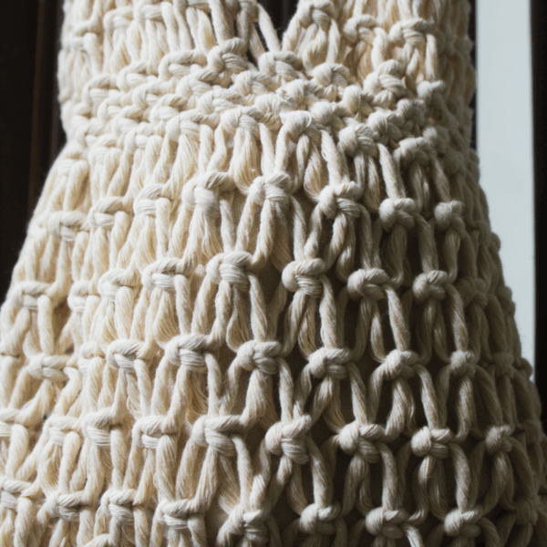Sac à main macramé porté épaule, doublé en lin par une bourse, couleur blanc. Modèle bohème chic, artisanal, en coton.