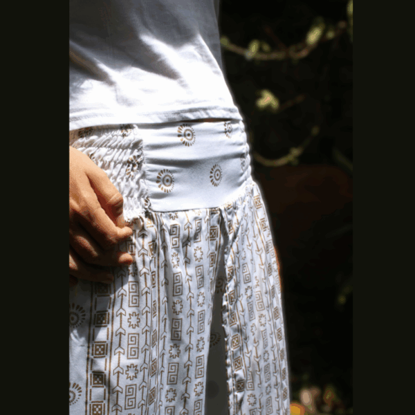 Texture coton fluide blanc et motifs dorés détaillés pantalon femme