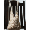 Sac à main macramé porté épaule, doublé en lin par une bourse, couleur blanc. Modèle bohème chic, artisanal, en coton.