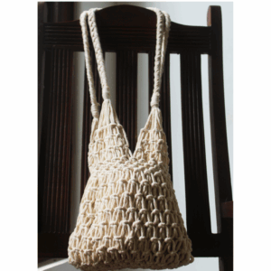 Sac à main macramé porté épaule, doublé en lin par une bourse, couleur blanc. Modèle bohème chic, artisanal, en coton.