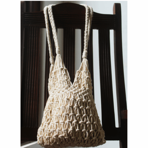 Sac à main macramé porté épaule, doublé en lin par une bourse, couleur blanc. Modèle bohème chic, artisanal, en coton.