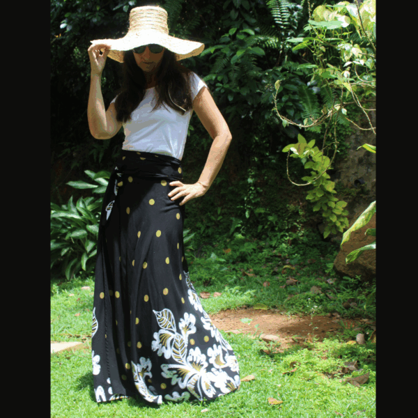 Jupe longue fluide évasée portefeuille taille adaptable. Cette jupe polyvalente se transforme aussi en robe. Idéale pour un style chic et confortable.