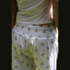 Gros plan ceinture smockée pantalon coton blanc motifs indiens dorés