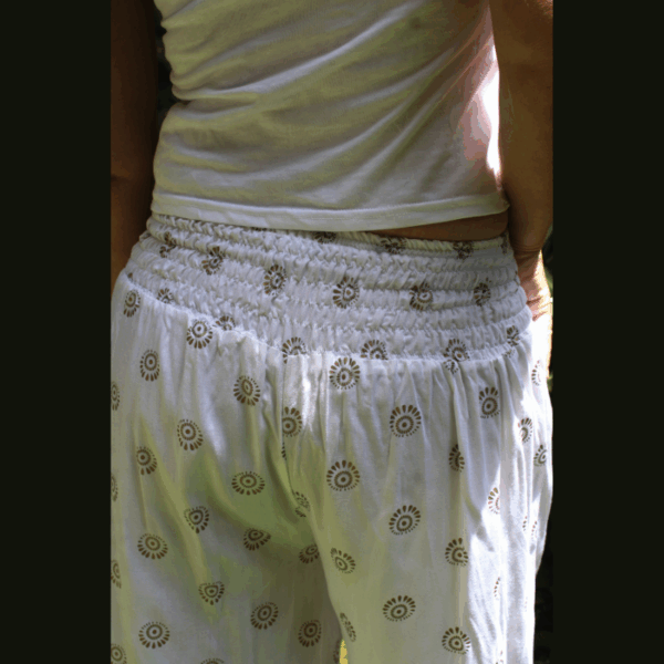 Gros plan ceinture smockée pantalon coton blanc motifs indiens dorés
