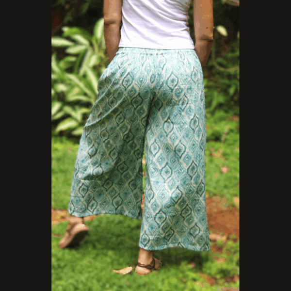 Vêtement féminin sport chic, pantalon fluide coton doux et léger turquoise clair et motifs style indiens, idéal mode décontractée. Vue de dos