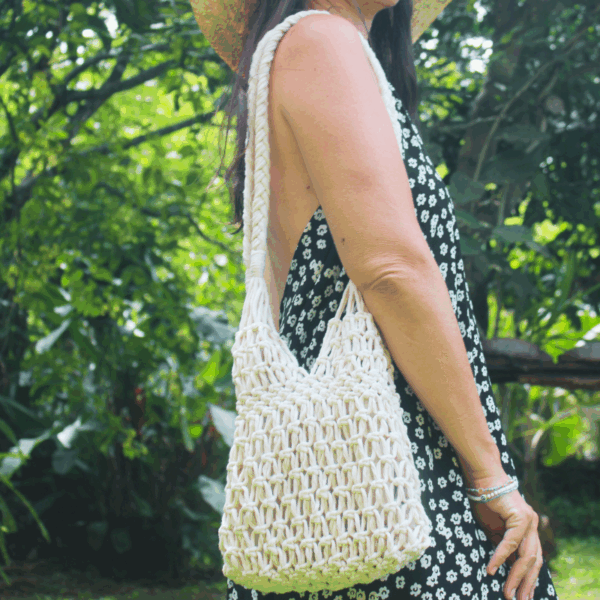 Sac à main macramé porté épaule, doublé en lin par une bourse, couleur blanc. Modèle bohème chic, artisanal, en coton.