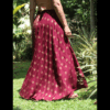 Jupe longue fluide en coton léger bordeaux et motifs dorés
