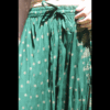 Détail jupe taille élastique en coton. Coupe évasée, fluide et légère.