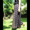 Pantalon souple en coton noir et doré ; élégant et confortable.