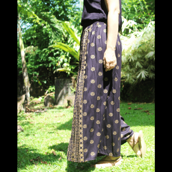 Pantalon souple en coton noir et doré ; élégant et confortable.