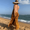 Femme élégante de dos robe longue et fluide en lin et sac macramé coordonné
