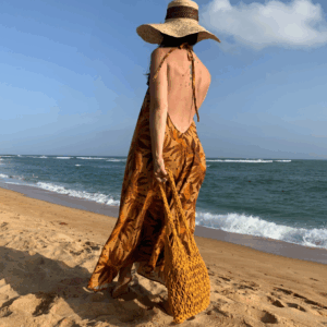 Femme élégante de dos robe longue et fluide en lin et sac macramé coordonné