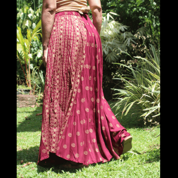 Jupe longue fluide évasée en coton bordeaux et motifs indiens