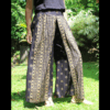 Pantalon bohème et original, ultra confortable. Légeret fluide, en coton noir motifs dorés