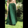 Jupe longue fluide fendue, taille élastiquée, en coton léger vert motifs imprimés dorés