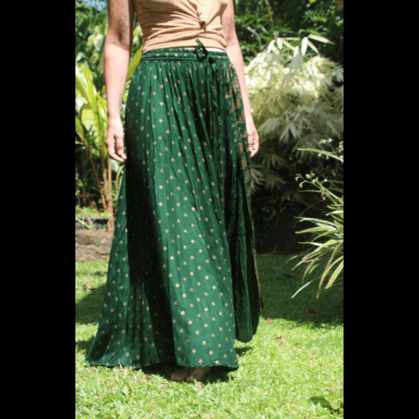 Jupe longue fluide fendue, taille élastiquée, en coton léger vert motifs imprimés dorés