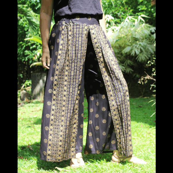 Pantalon bohème et original, ultra confortable. Légeret fluide, en coton noir motifs dorés
