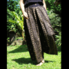 Pantalon souple et fluide en coton noir imprimé ethnique doré.