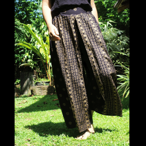 Pantalon souple et fluide en coton noir imprimé ethnique doré.